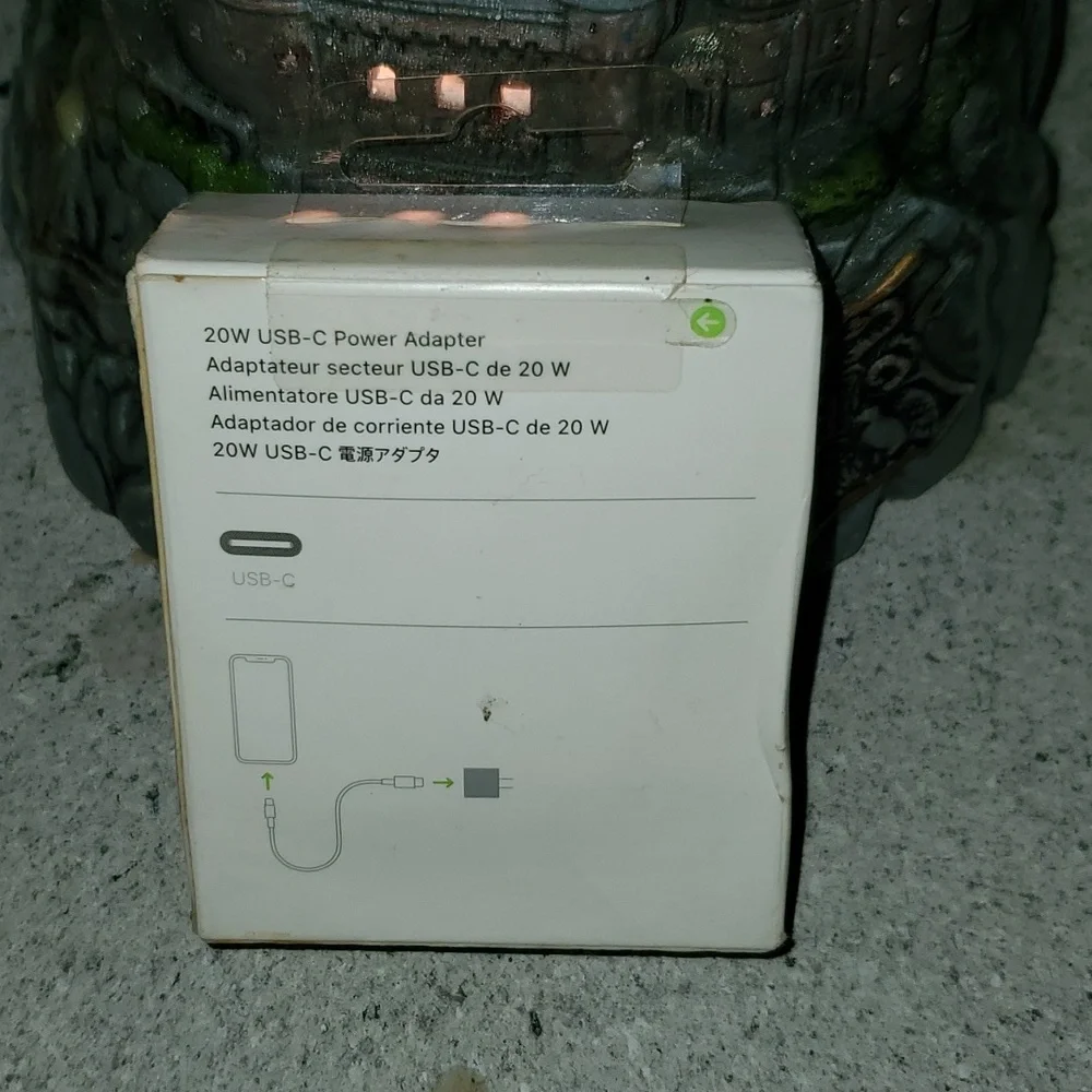 New White Apple 20W USB-C Power Adapter - Picture 5 of 6